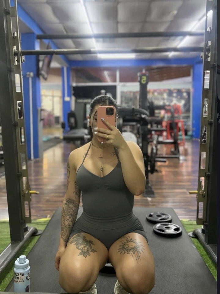 Clienta usando el Halter Top Sofi